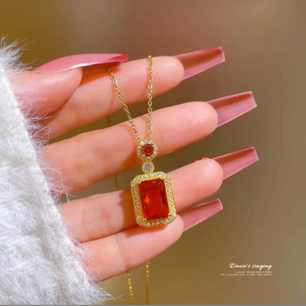 قلادة روح الزمرد الحمراء