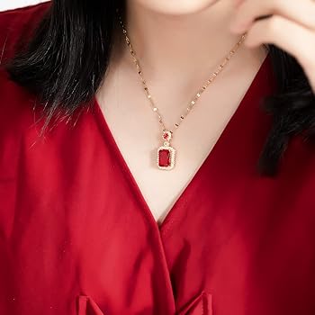 قلادة روح الزمرد الحمراء