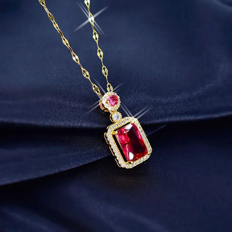 قلادة روح الزمرد الحمراء